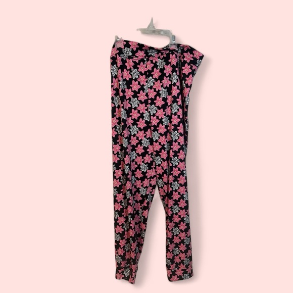 A pair of Fabulous floral pajama set  in size extra large - Picture 4 of 10